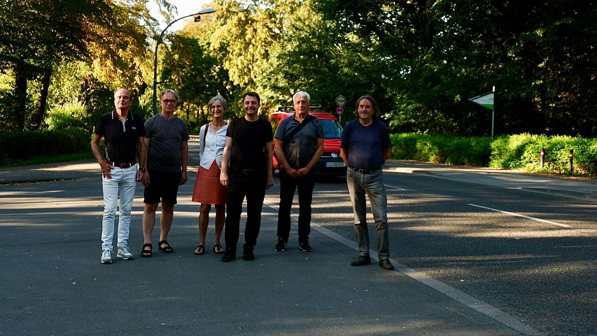 Die Akteure stehen in einer Reihe.