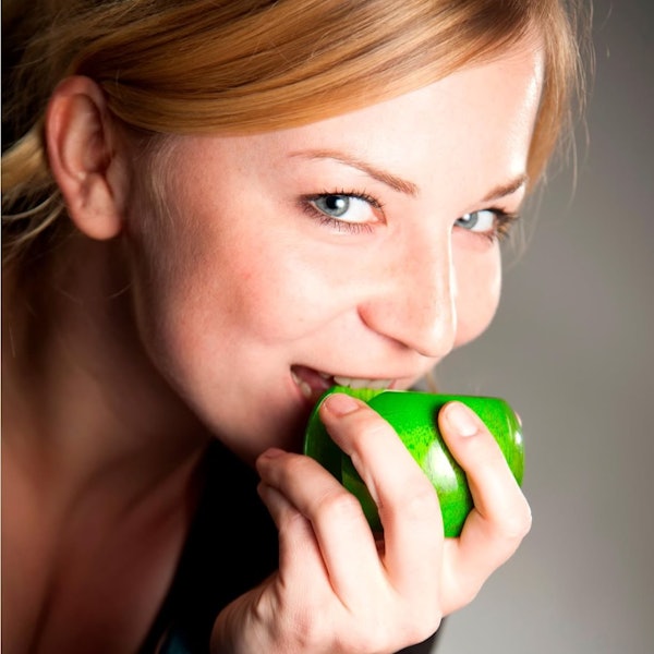 Die Engelskirchener Unternehmerin Dorothea Schrimpe mit einem apfelgrünen Mango-Armreif.