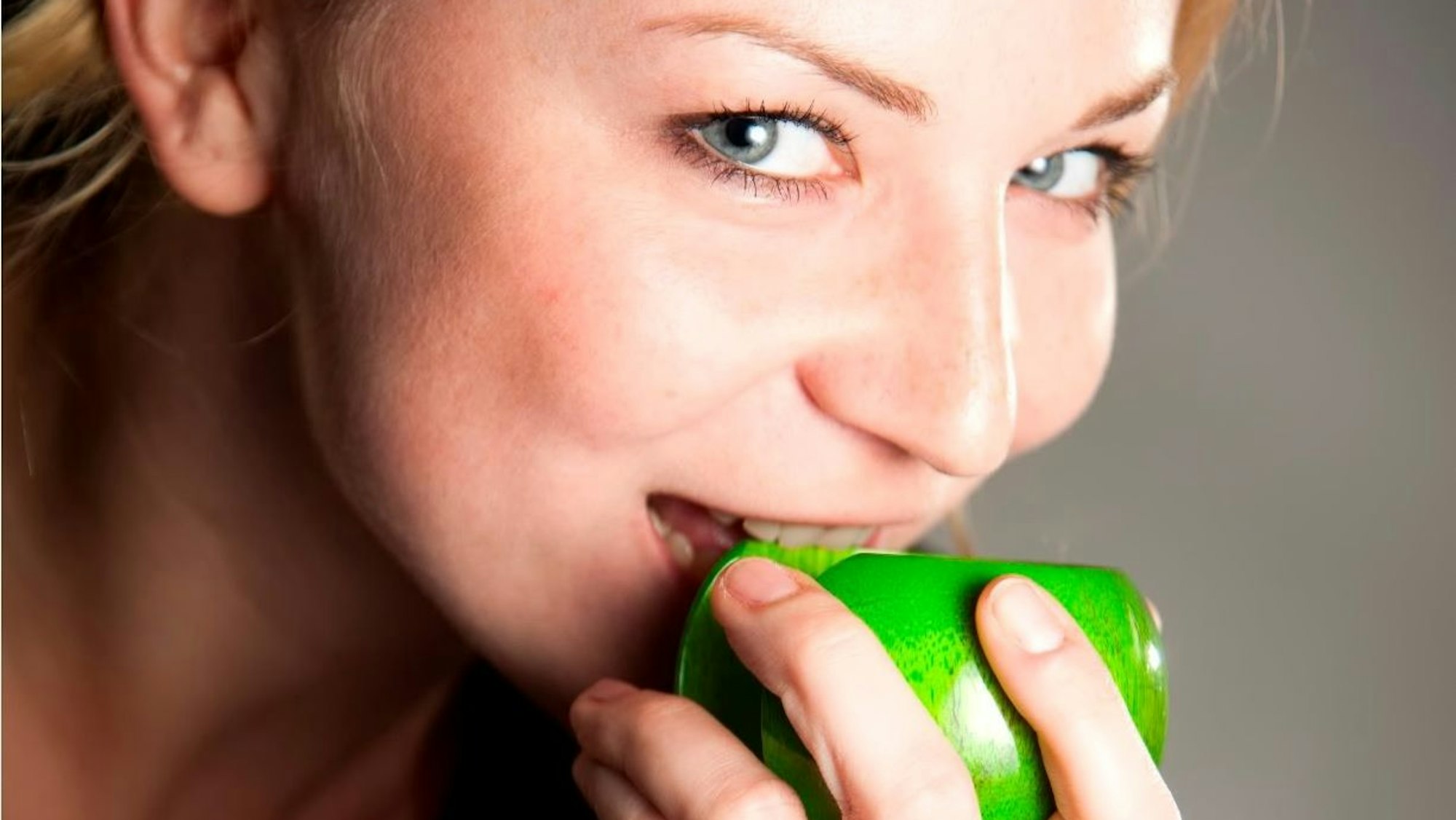 Die Engelskirchener Unternehmerin Dorothea Schrimpe mit einem apfelgrünen Mango-Armreif.