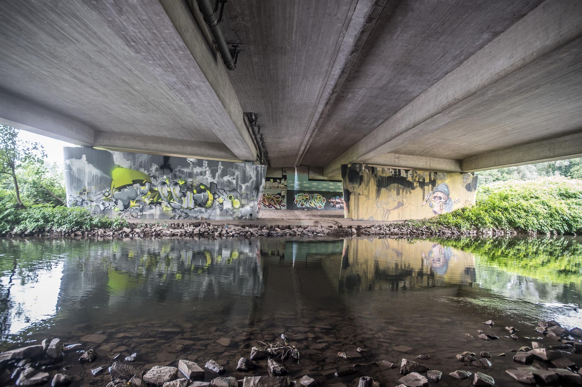 Unter der Autobahnbrücke werden offenbar illegale Raves veranstaltet. Der 21-jährige Luca Oggianu hat am 24. März 2023 bei einem Unfall zu Fuß auf der A3 in Opladen unter Drogen sein Leben verloren. Mutter: Nadine Oggianu. Foto: Ralf Krieger