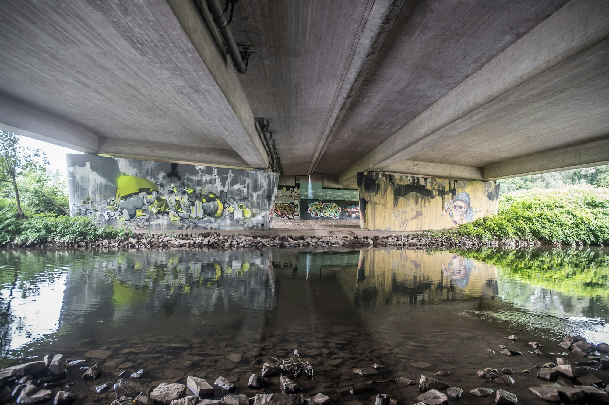 Unter der Autobahnbrücke werden offenbar illegale Raves veranstaltet. Der 21-jährige Luca Oggianu hat am 24. März 2023 bei einem Unfall zu Fuß auf der A3 in Opladen unter Drogen sein Leben verloren. Mutter: Nadine Oggianu. Foto: Ralf Krieger