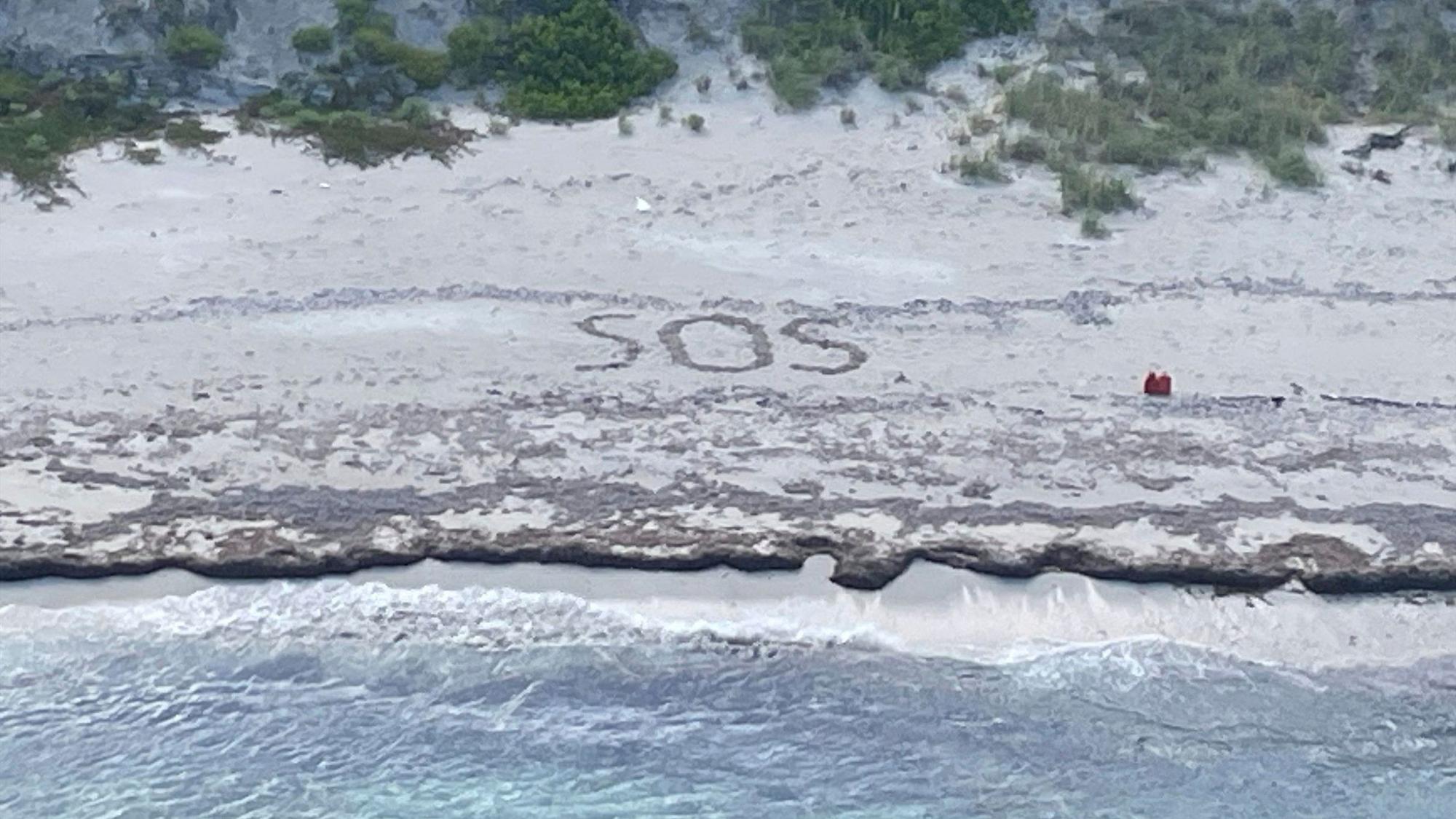 Das von der US-Küstenwache veröffentlichte Foto zeigt den SOS-Schriftzug im Sand der Bahamas-Insel Cay Sal, der zur Rettung eines Deutschen führte.