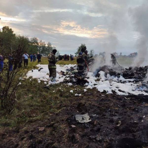 Das vom russischen Ermittlungskomitee veröffentlichte und von der chinesischen staatlichen Nachrichtenagentur XINHUA bereitgestelltes Foto soll die Absturzstelle eines Privatflugzeugs in der Region Twer zeigen. Der russische Söldnerführer Jewgeni Prigoschin ist nach Angaben seines Telegram-Kanals Grey Zone vom Mittwoch tot. Von offizieller Seite steht eine Bestätigung aus.