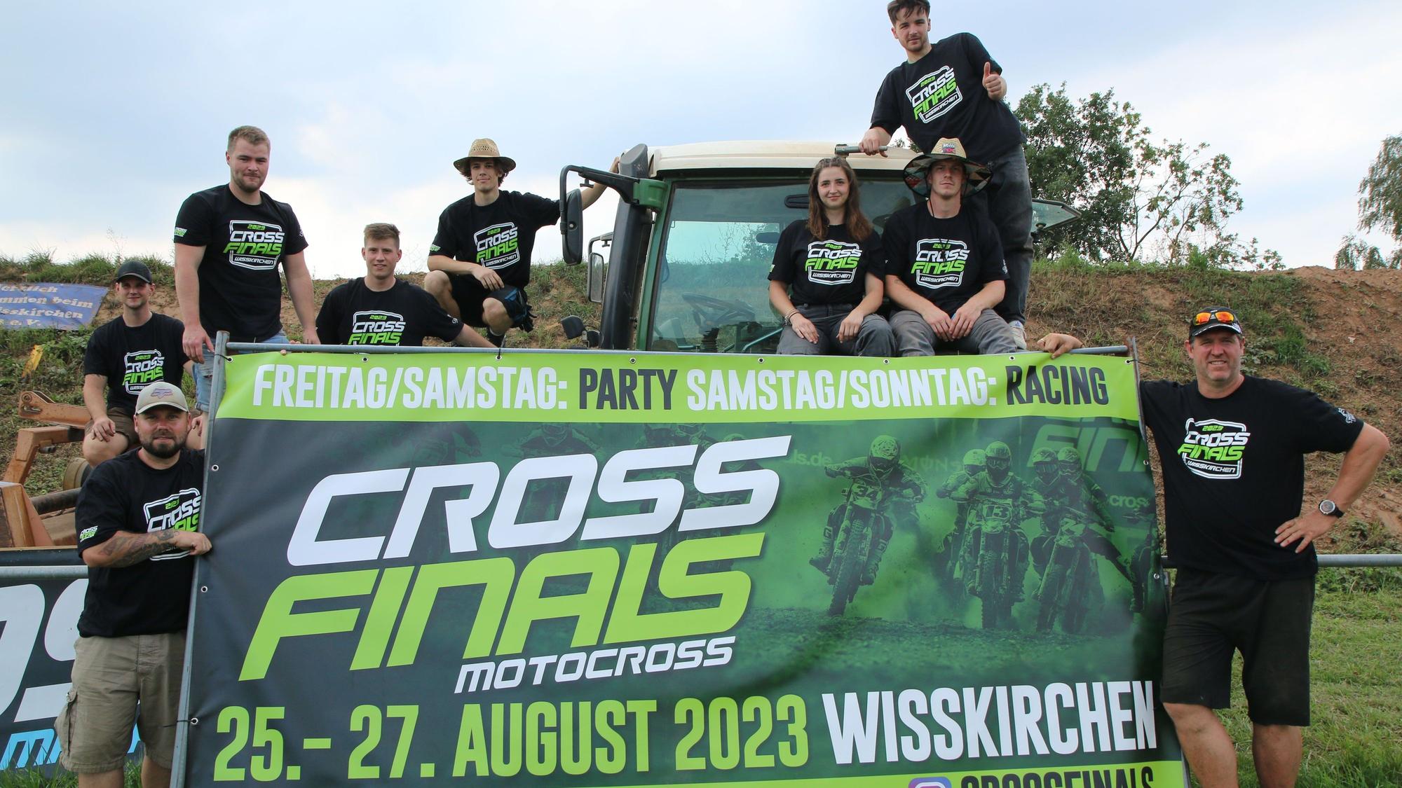 Die Organisatoren des Cross Finals in Satzvey präsentieren das Plakat, das auf die Veranstaltung hinweist.
