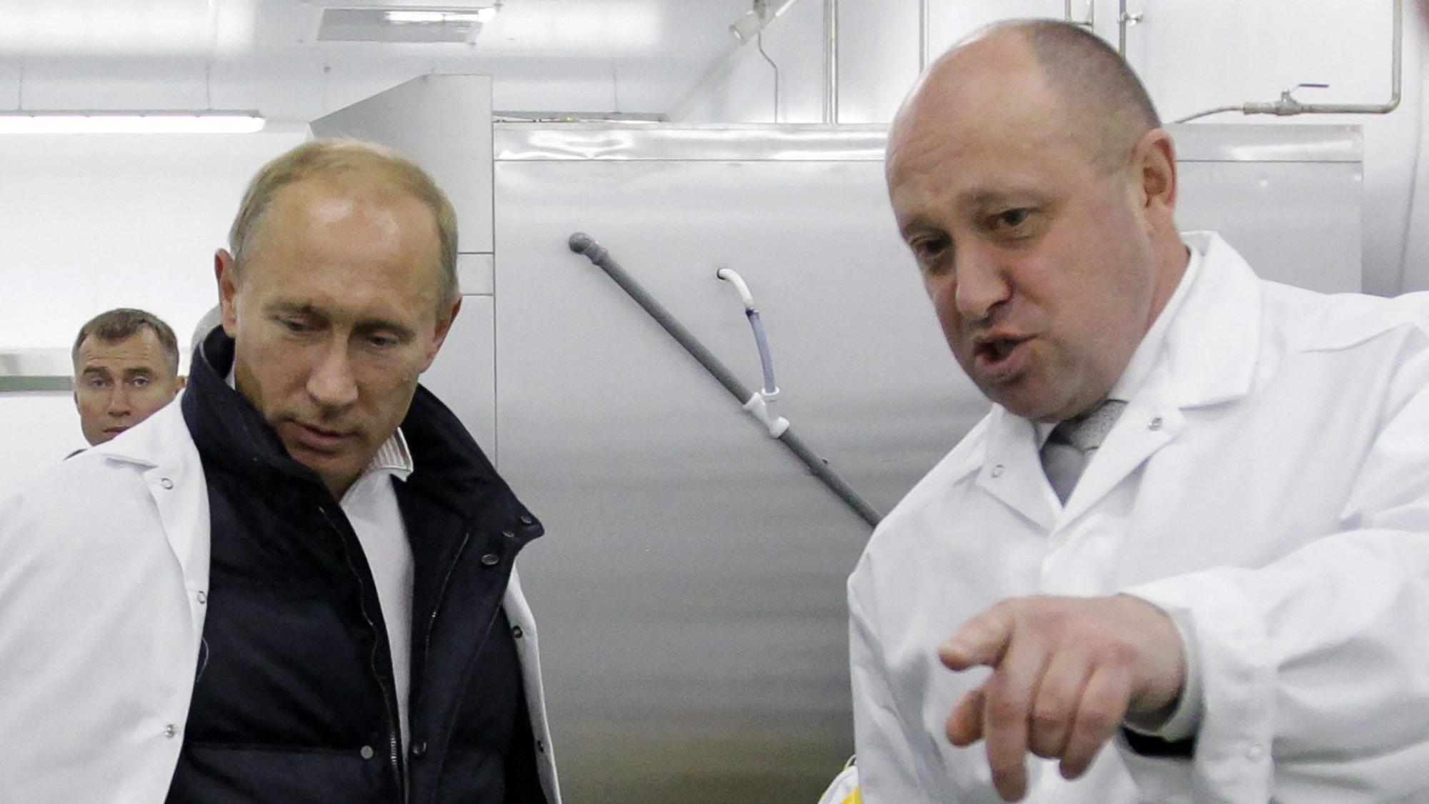 Russlands Präsident Wladimir Putin und Wagner-Boss Jewgeni Prigoschin, hier noch gemeinsam bei einem Termin im September 2010. Die Wagner-Kämpfer standen in Russlands Dienst, nach dem Aufstand gegen Putin und dem Tod Prigoschins gibt es neue Fragen.