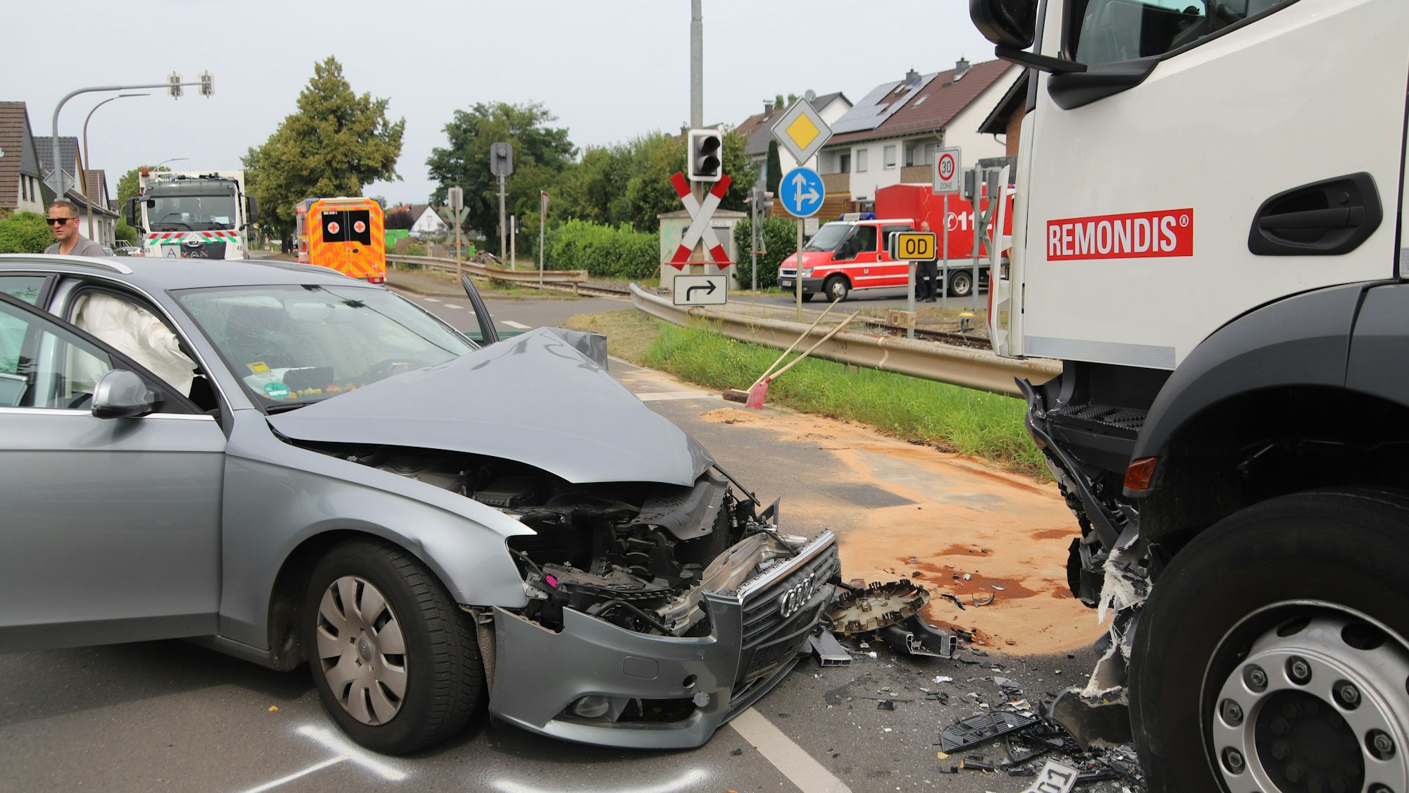 Auf der Mondorfer Straße in Rheidt ist ein 95 Jahre alter Autofahrer in den Gegenverkehr geraten. Vier Menschen wurden verletzt, zwei davon schwer.