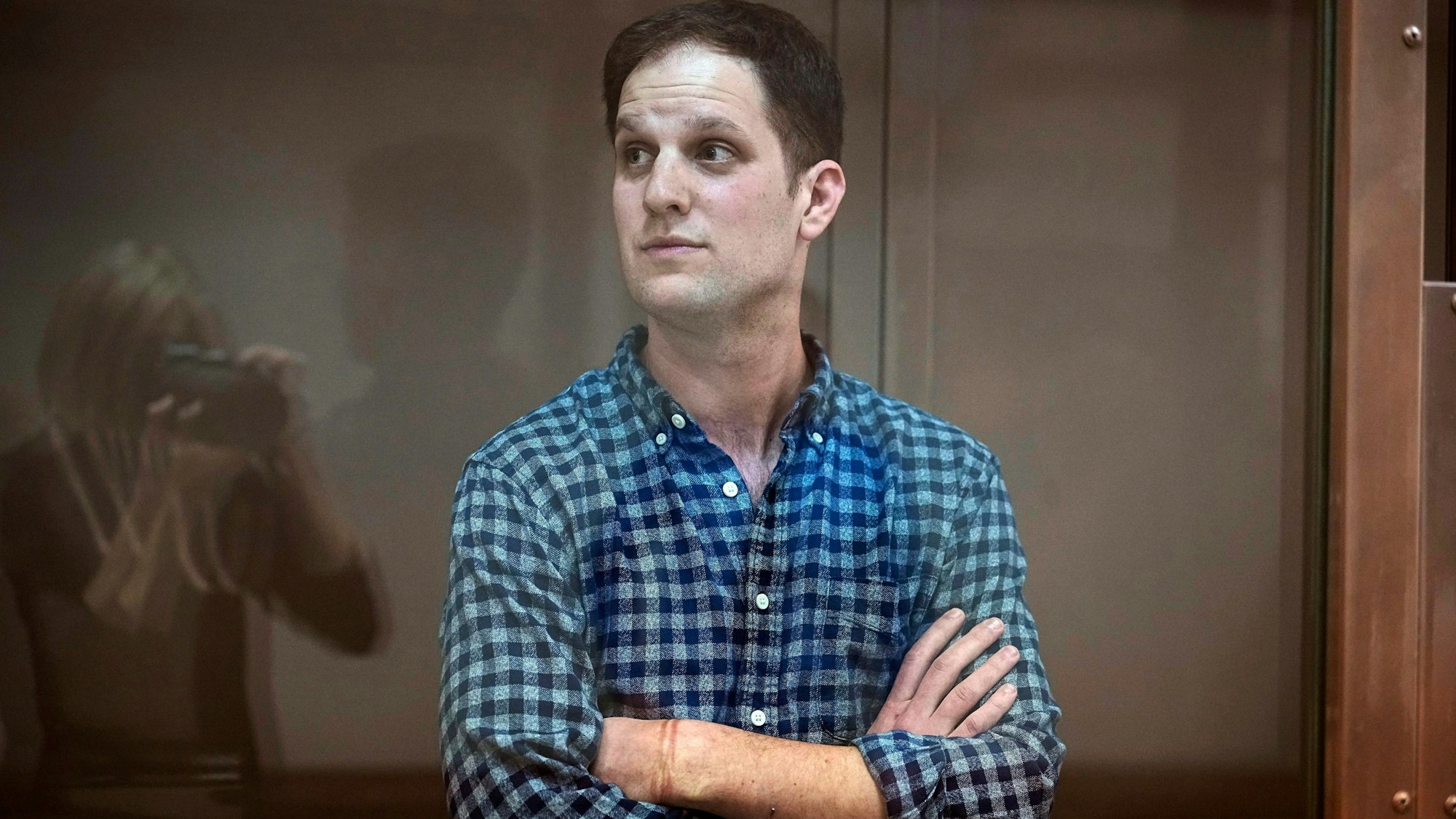 Evan Gershkovich steht in einem Gerichtssaal in Moskau.