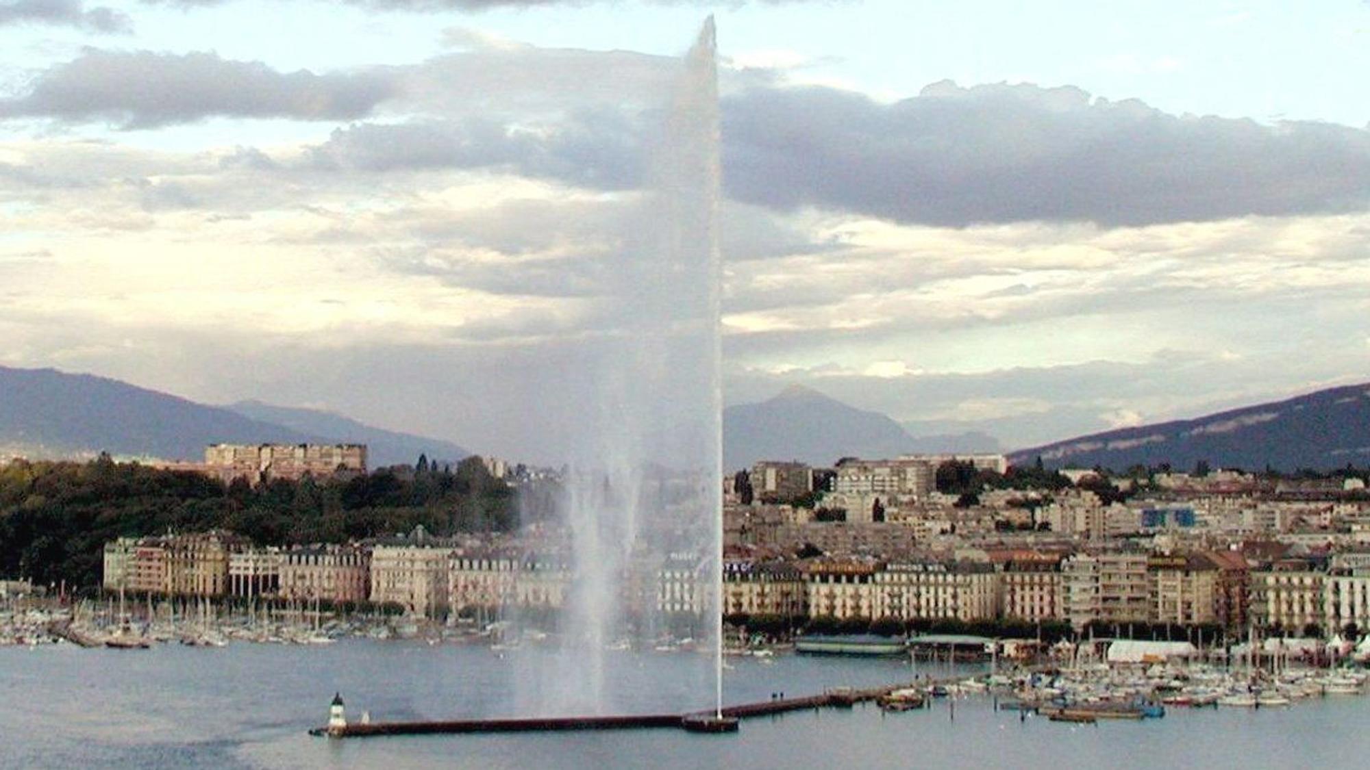 140 Meter hoch schießt die Wasserfontäne im Genfer Hafenbecken in den Himmel (Archivbild vom 27.07.2000).