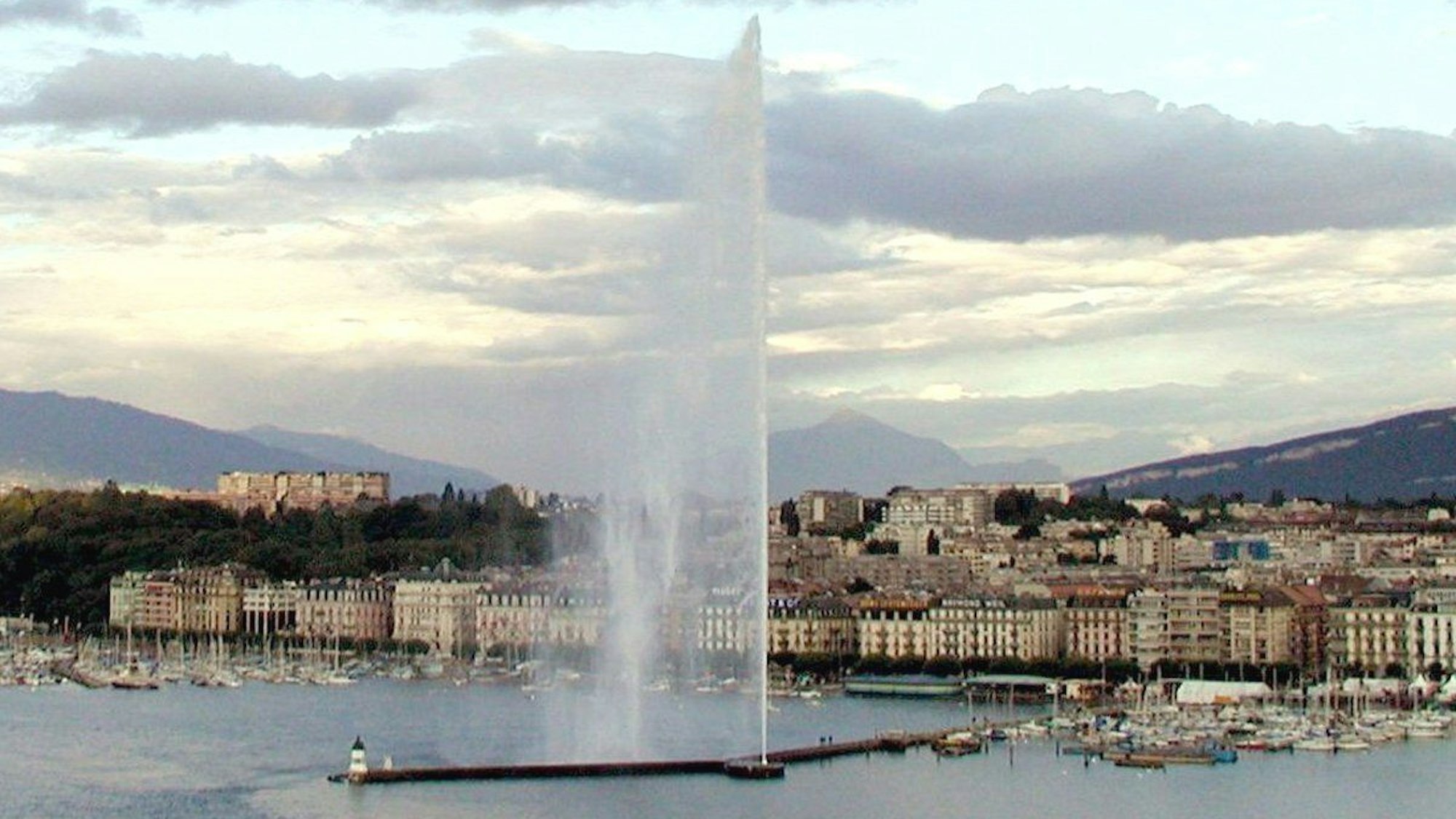140 Meter hoch schießt die Wasserfontäne im Genfer Hafenbecken in den Himmel (Archivbild vom 27.07.2000).