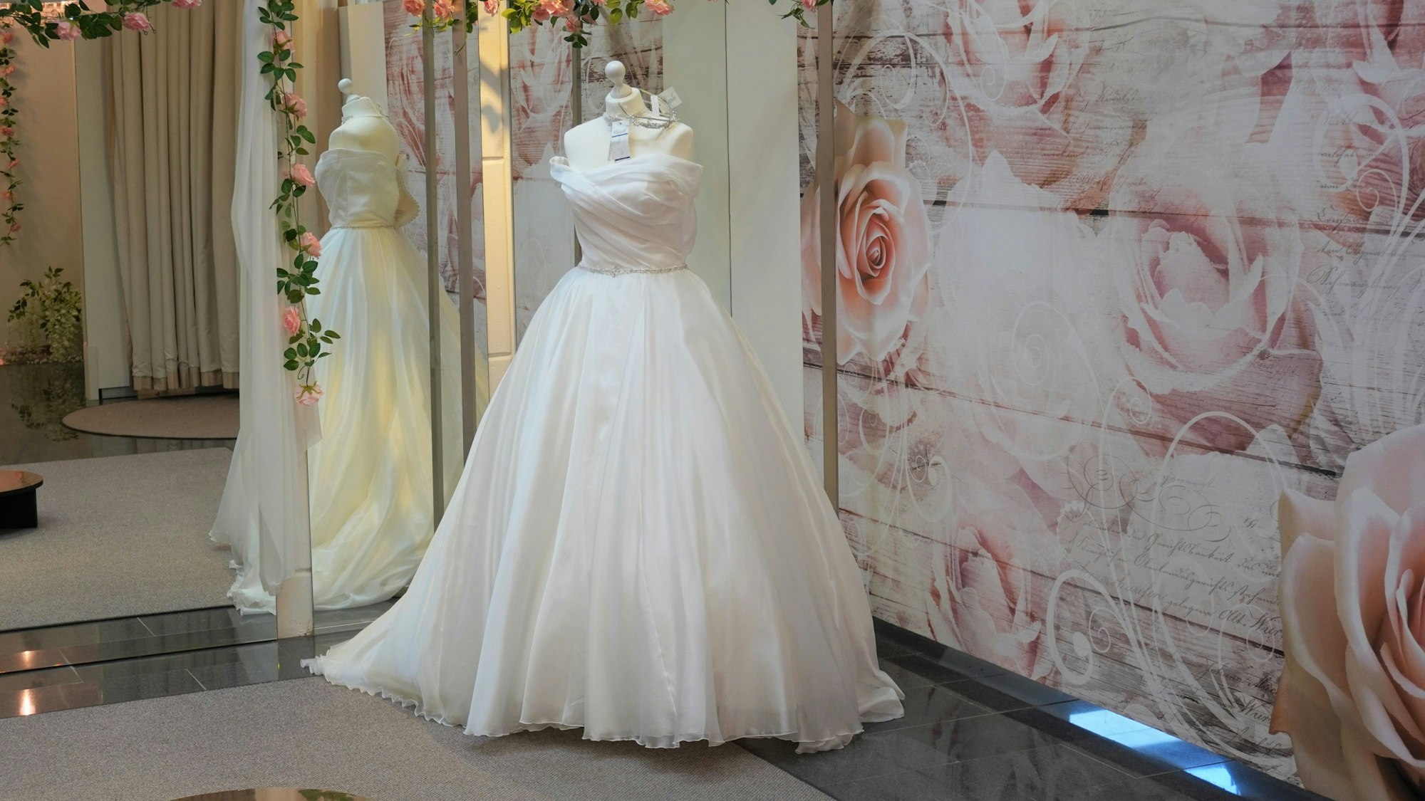 Das Bild zeigt ein Brautkleid im Laden von Maritta Emser.