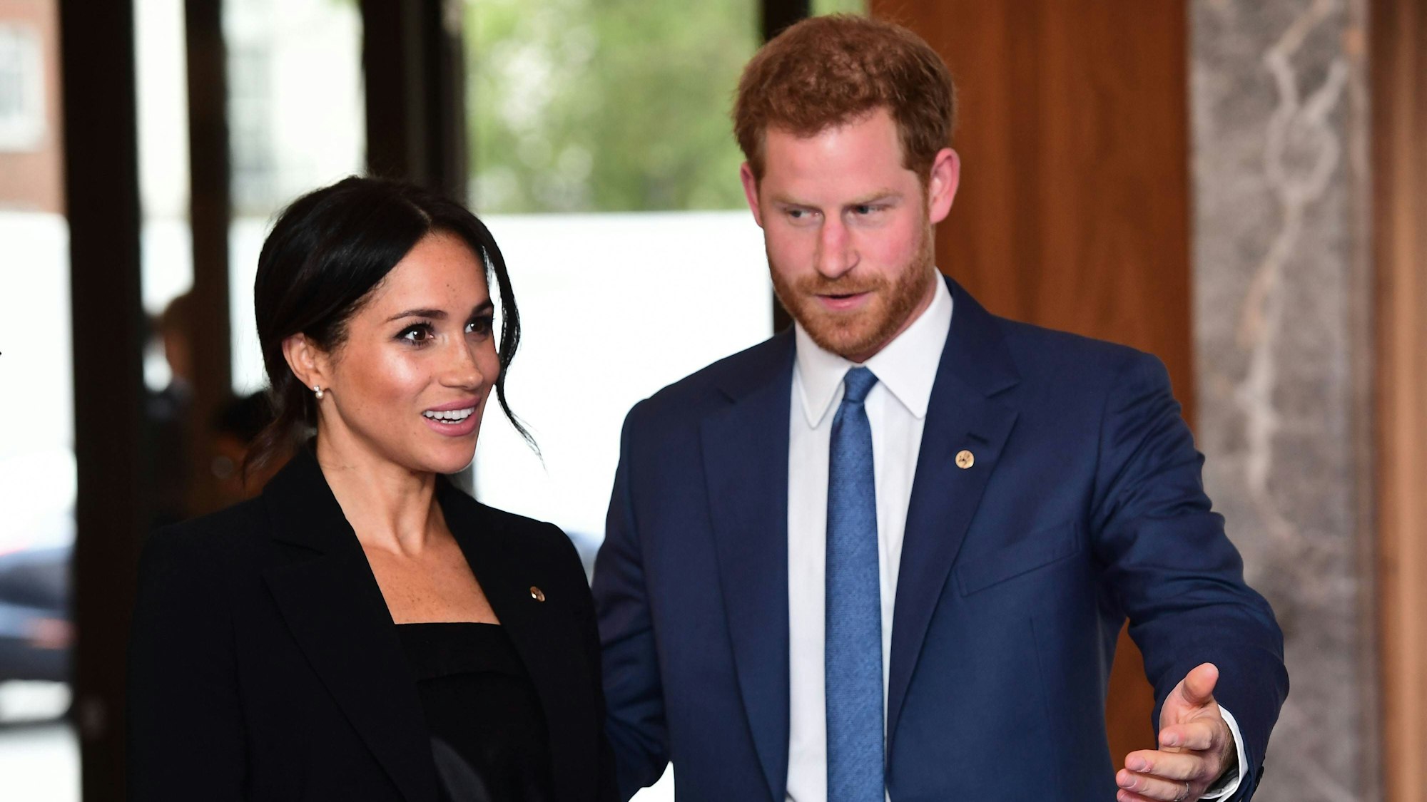Herzogin Meghan und Prinz Harry reden miteinander.