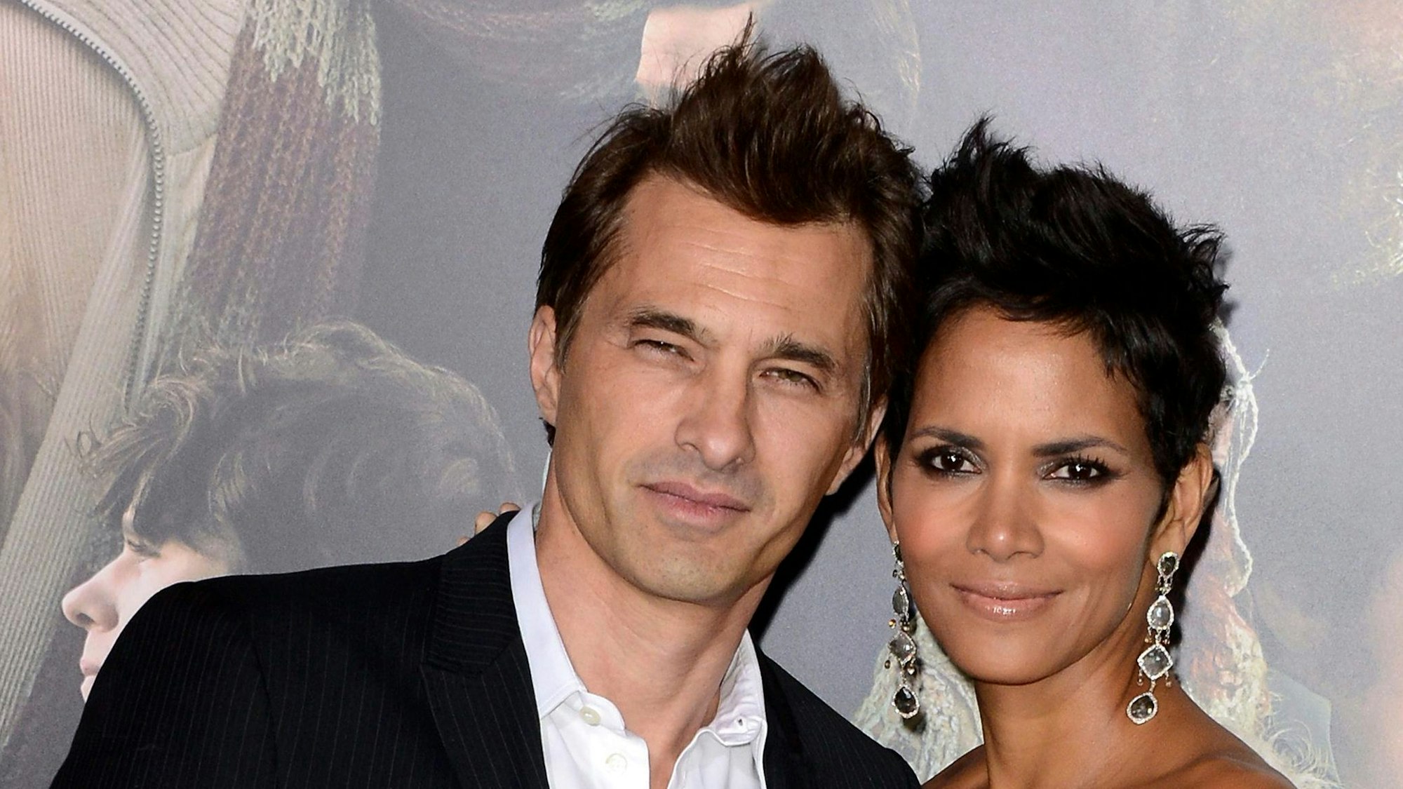 Die Schauspieler Olivier Martinez und Halle Berry stehen zusammen.