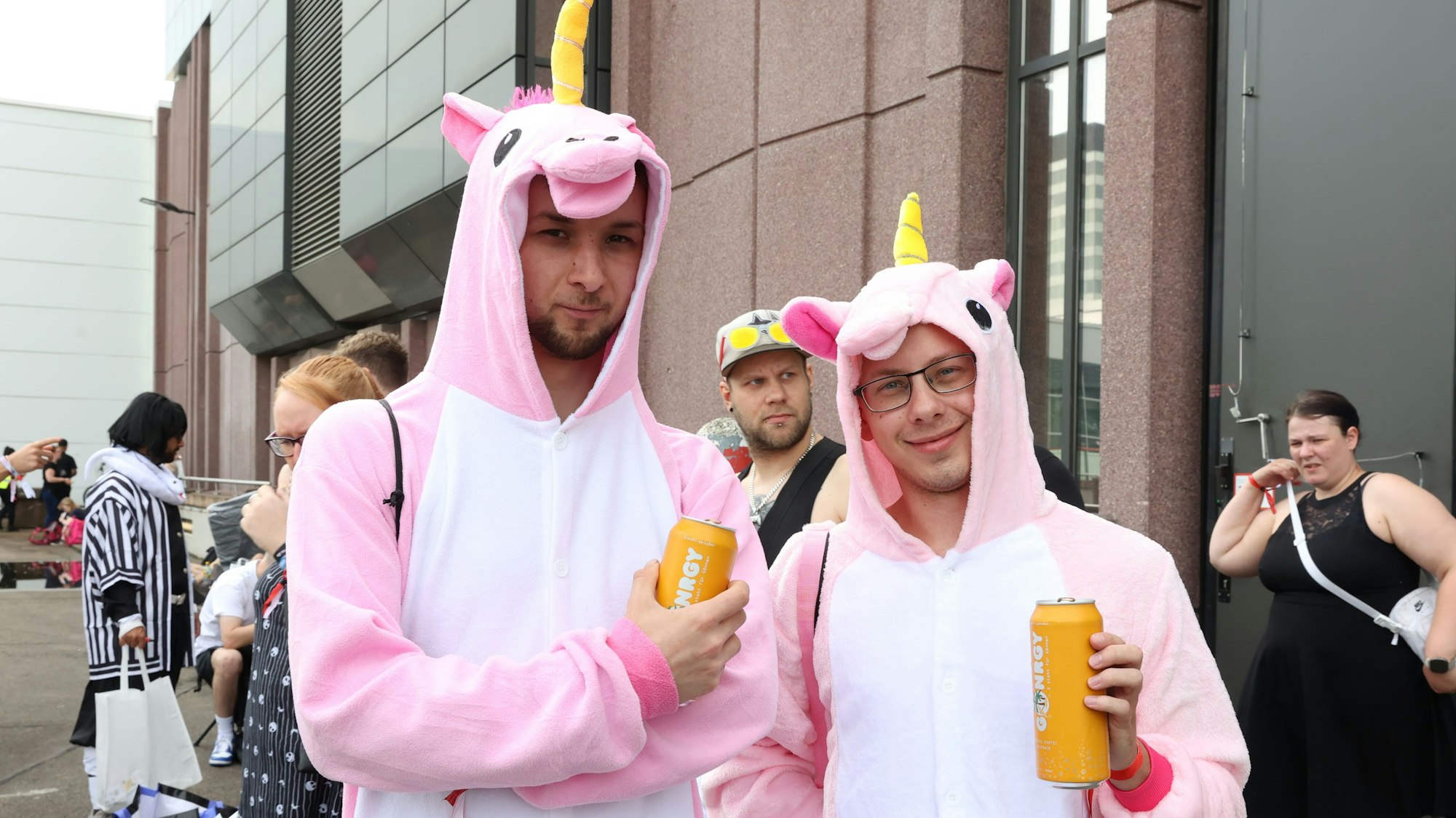 Cedric (rechts) aus Wolfsburg nutzt die Gamescom als Gelegenheit, auch Streamer zu treffen.