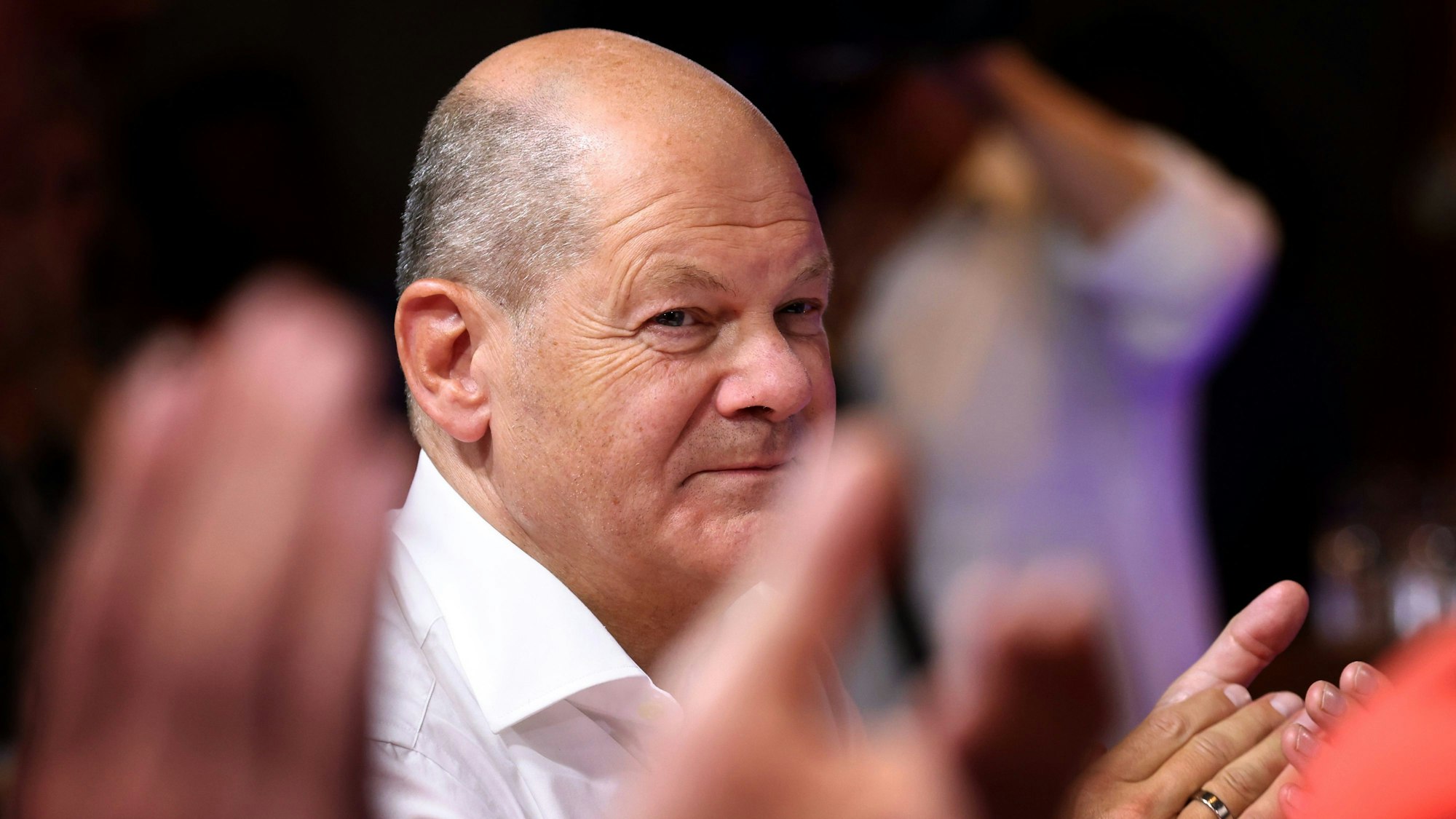 Bundeskanzler Olaf Scholz (SPD) steht bei einer Townhall-Diskussion mit Bürgerinnen und Bürgern am Nockherberg.