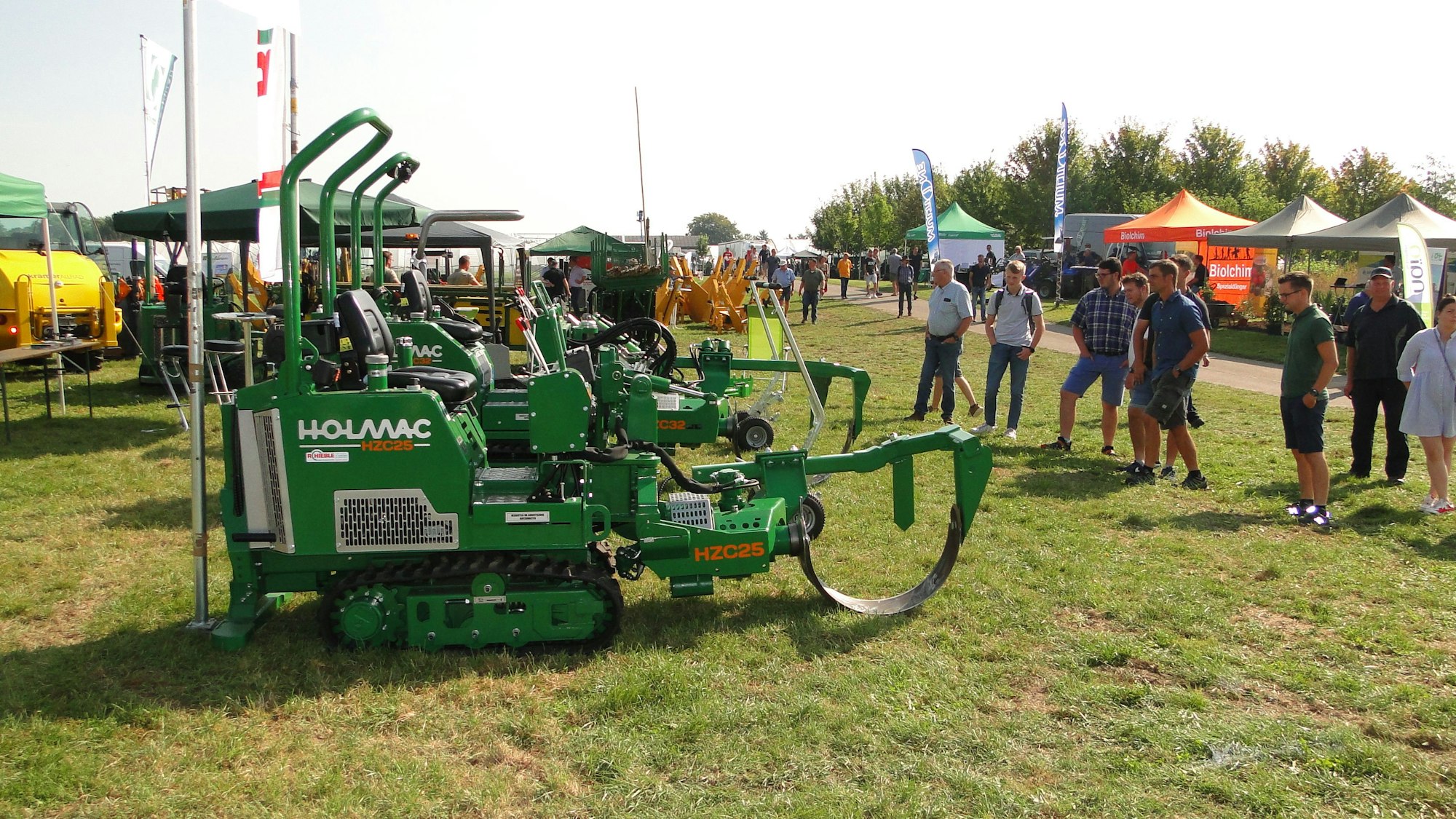 Vor einer Maschine stehen Besucher.