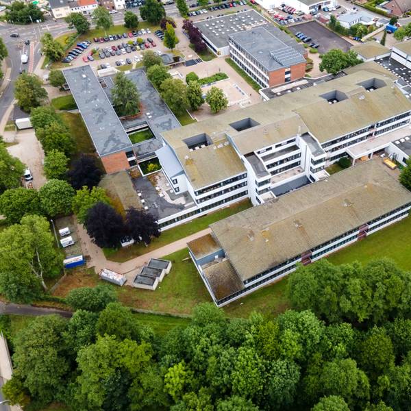 Das Bild zeigt eine Luftaufnahme des Thomas-Eßer-Berufskollegs in Euskirchen.