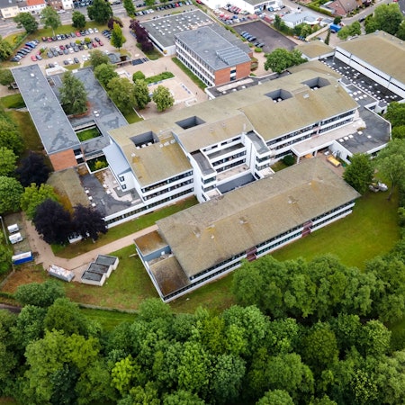 Das Bild zeigt eine Luftaufnahme des Thomas-Eßer-Berufskollegs in Euskirchen.