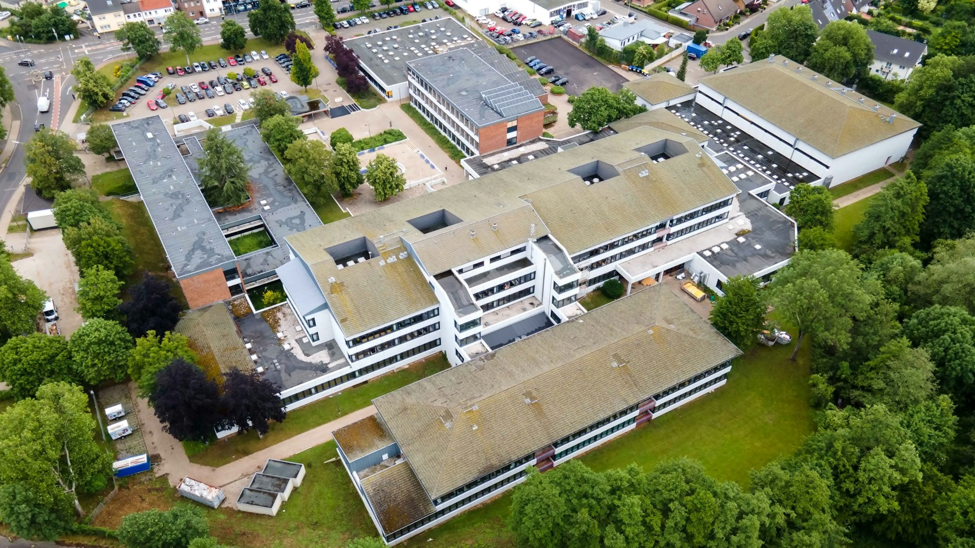 Das Bild zeigt eine Luftaufnahme des Thomas-Eßer-Berufskollegs in Euskirchen.