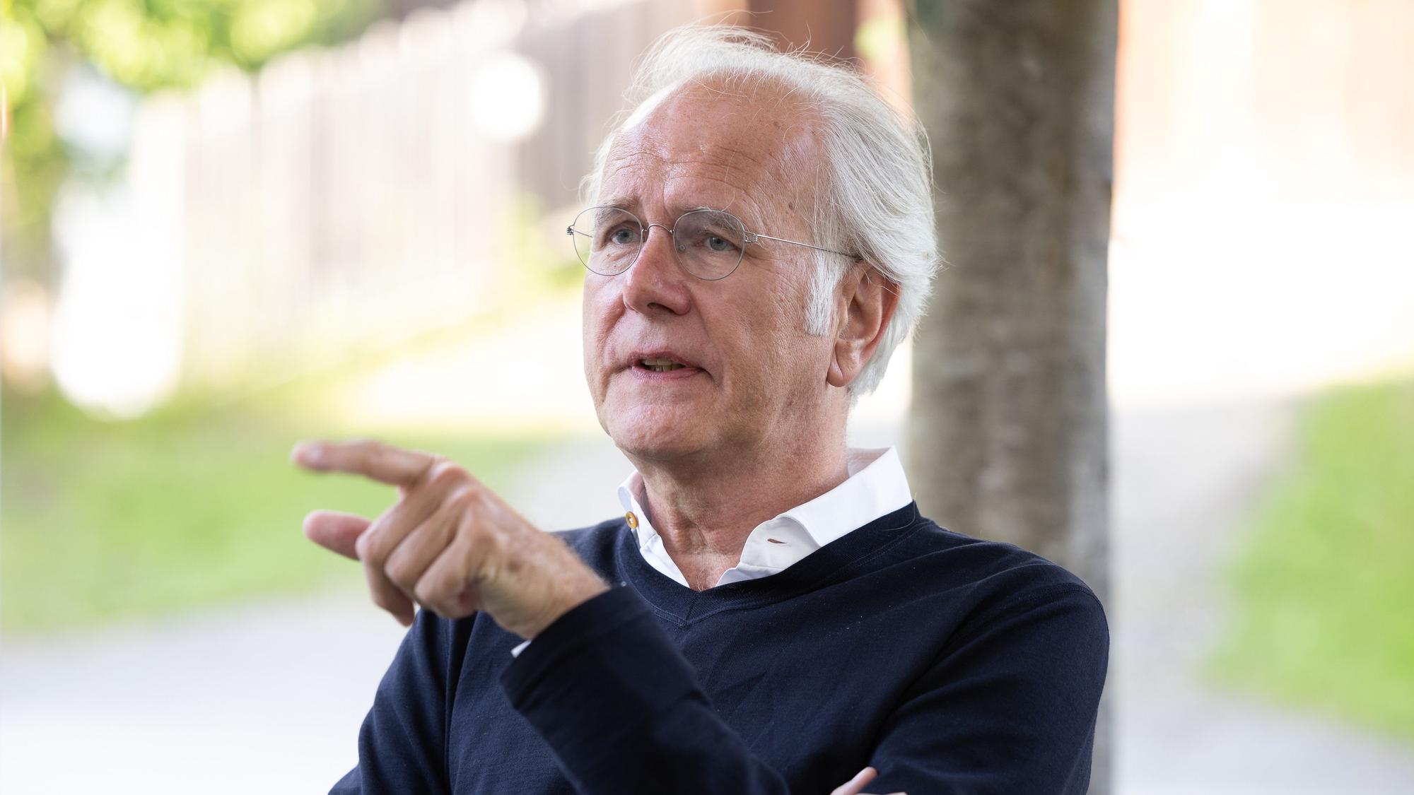 Der Moderator Harald Schmidt gestikuliert während des Gesprächs.