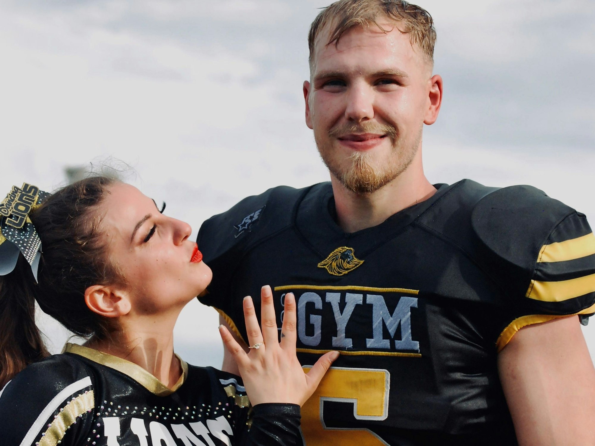 Mariana Asenova zeigt stolz ihren Verlobungsring, Robin Skorwider lächelt.