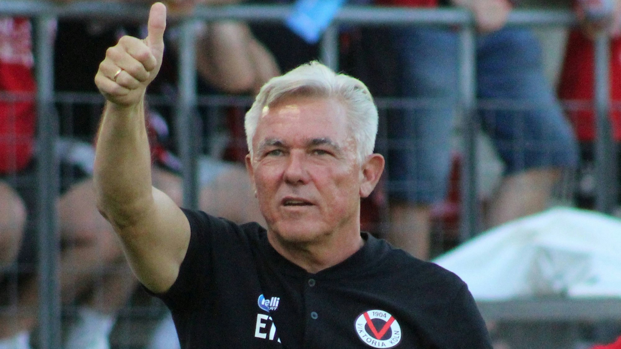 23.08.2023, xgrfx, Fussball 3.Liga, Viktoria Koeln - Rot-Weiss Essen emspor, v.l. Olaf Janßen Viktoria Köln DFL/DFB REGULATIONS PROHIBIT ANY USE OF PHOTOGRAPHS as IMAGE SEQUENCES and/or QUASI-VIDEO Koeln *** 23 08 2023, xgrfx, football 3 league, Viktoria Koeln Rot Weiss Essen emspor, v l Olaf Janßen Viktoria Köln DFL DFB REGULATIONS PROHIBIT ANY USE OF PHOTOGRAPHS as IMAGE SEQUENCES and or QUASI VIDEO Koeln