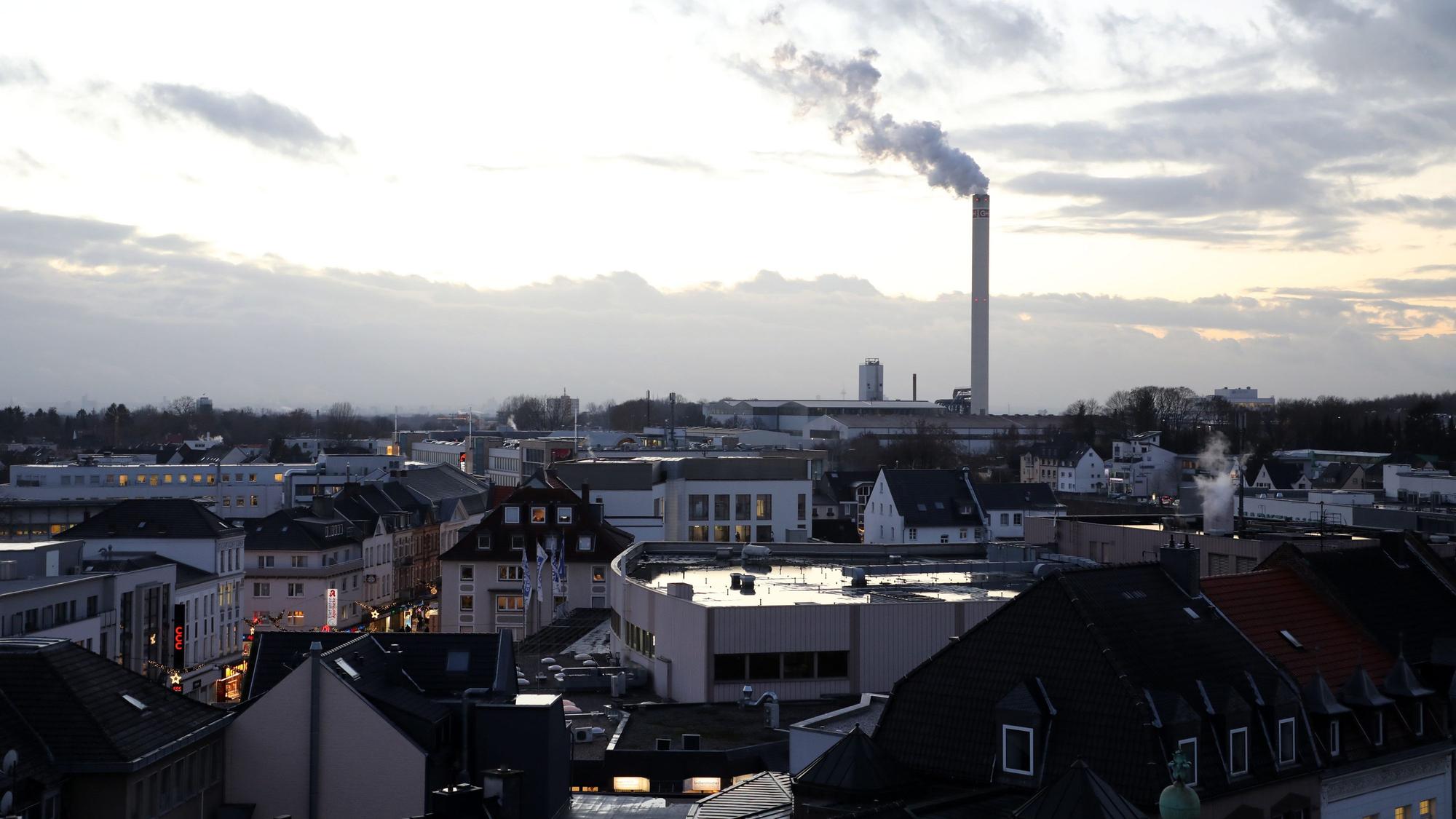 Abendstimmung in Bergisch Gladbach mit dem Schornstein von G+H im Hintergrund.