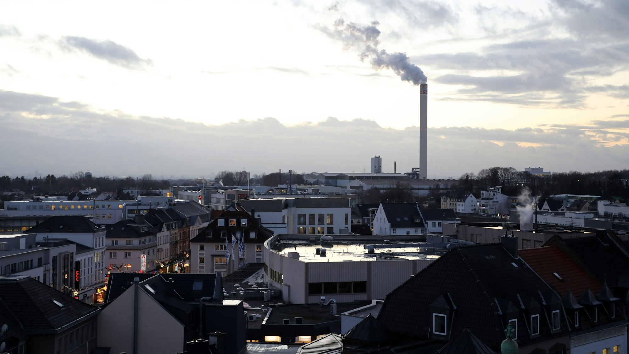 Abendstimmung in Bergisch Gladbach mit dem Schornstein von G+H im Hintergrund.