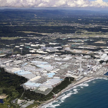 Diese Luftaufnahme zeigt die Tanks im Vordergrund, die die behandelten radioaktiven Abwässer des Kernkraftwerks Fukushima Daiichi in Fukushima, Nordjapan, am 22. August 2023 enthalten.