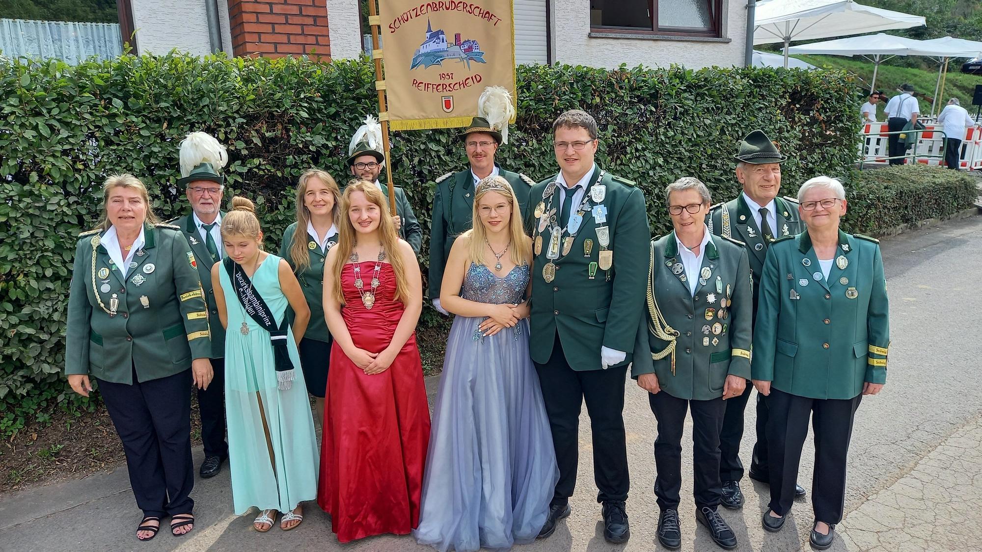 Das Bild zeigt die Majestäten und Geehrten bei den Schützen.