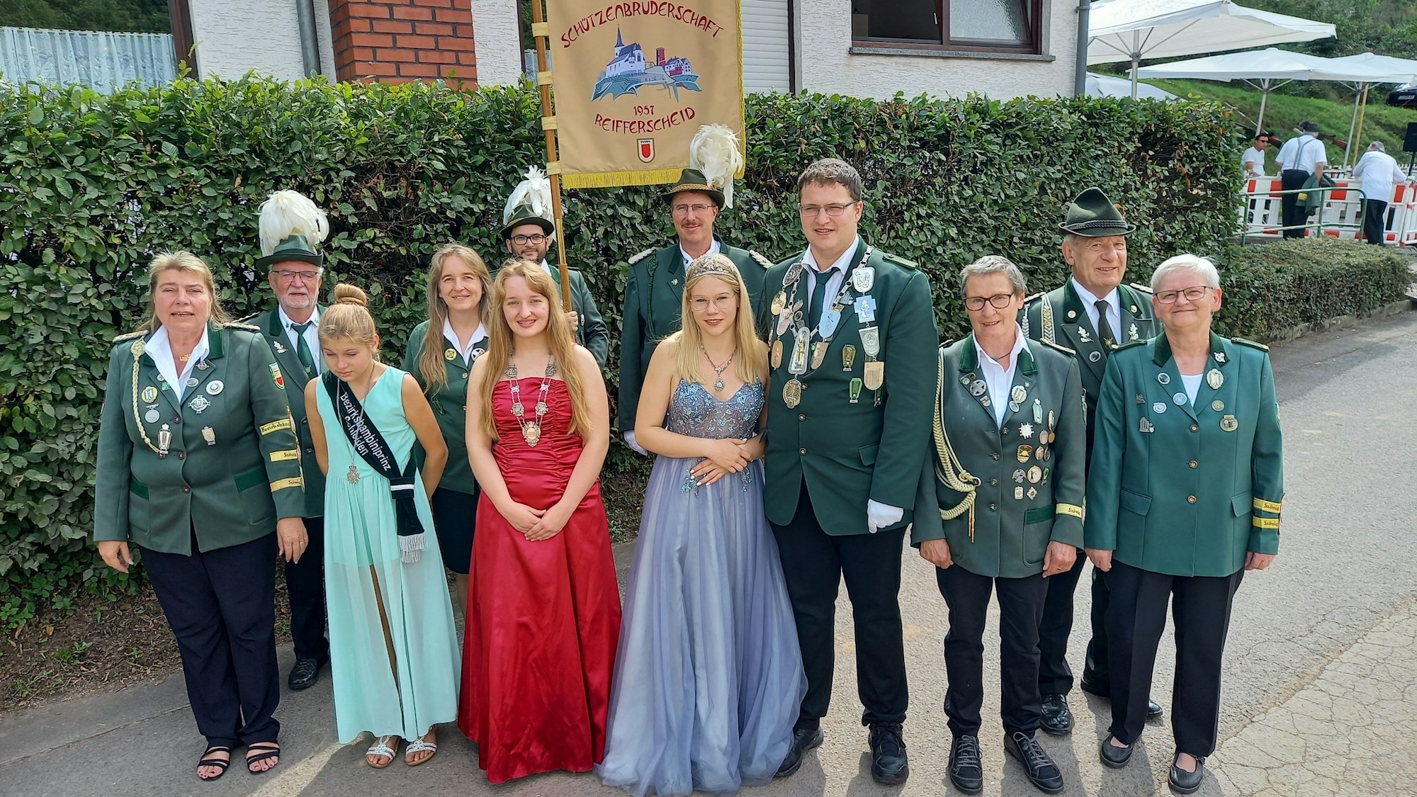 Das Bild zeigt die Majestäten und Geehrten bei den Schützen.