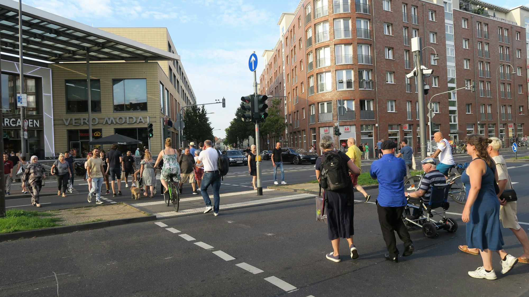 Die Teilnehmer überqueren die Straße.