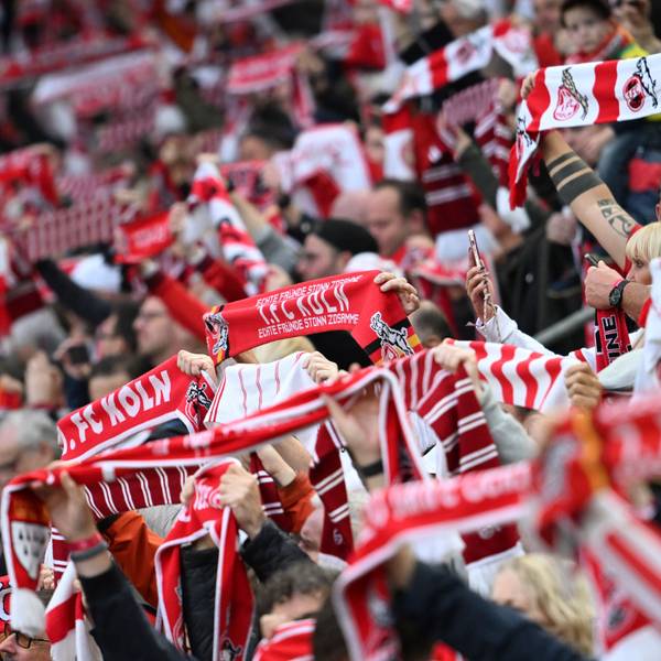 Fans des 1. FC Köln zeigen Schals im Müngersdorfer Stadion, Baumgart-Trennung, Tabellenplatz und CAS-Urteil drücken aber auf die Stimmung der Anhänger. (Archivbild)