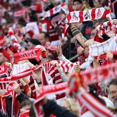 Fans des 1. FC Köln zeigen Schals im Müngersdorfer Stadion, Baumgart-Trennung, Tabellenplatz und CAS-Urteil drücken aber auf die Stimmung der Anhänger. (Archivbild)