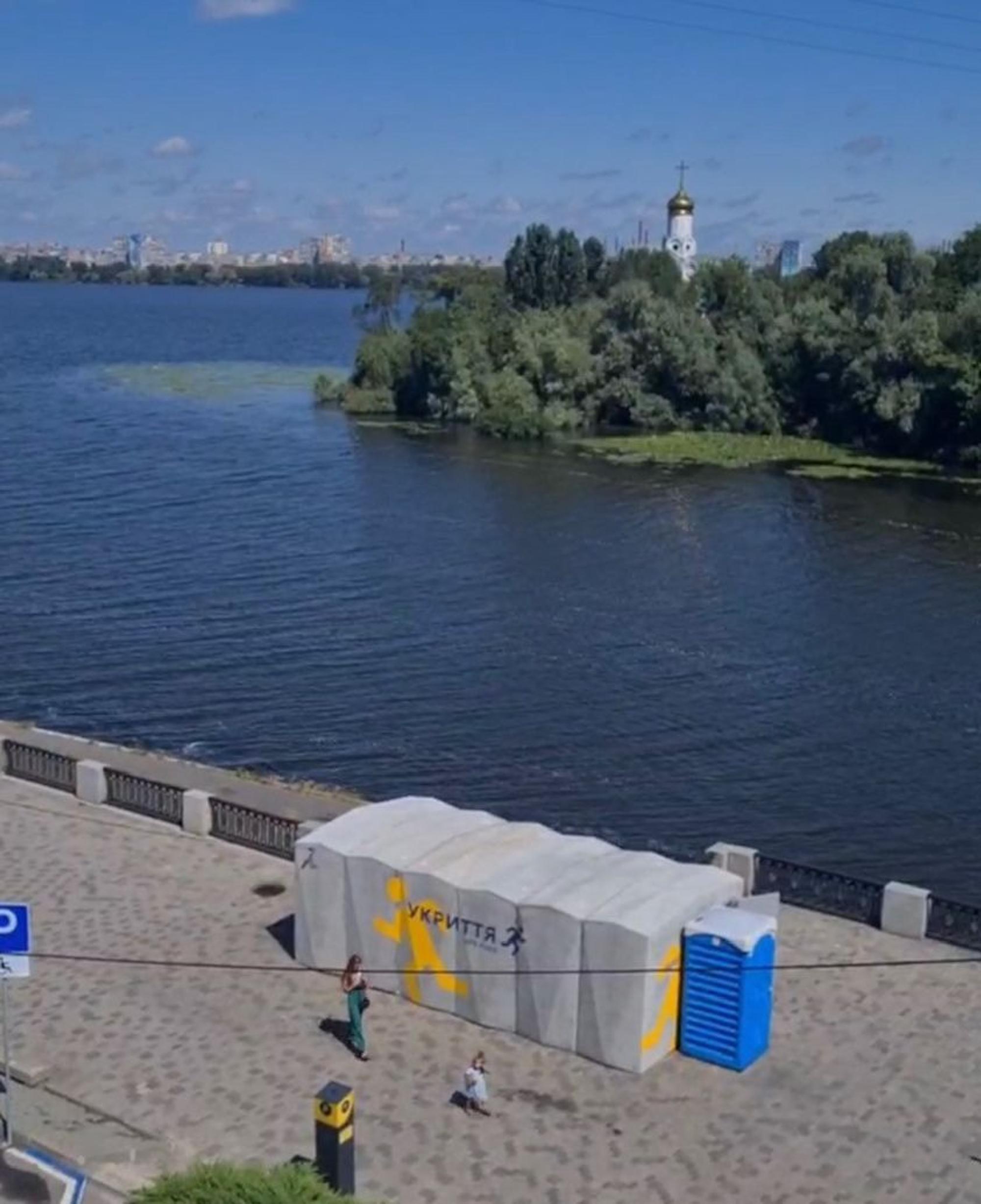Dnipro mit Fluss. Im Vordergrund sind mobile Schutzräume zu sehen.