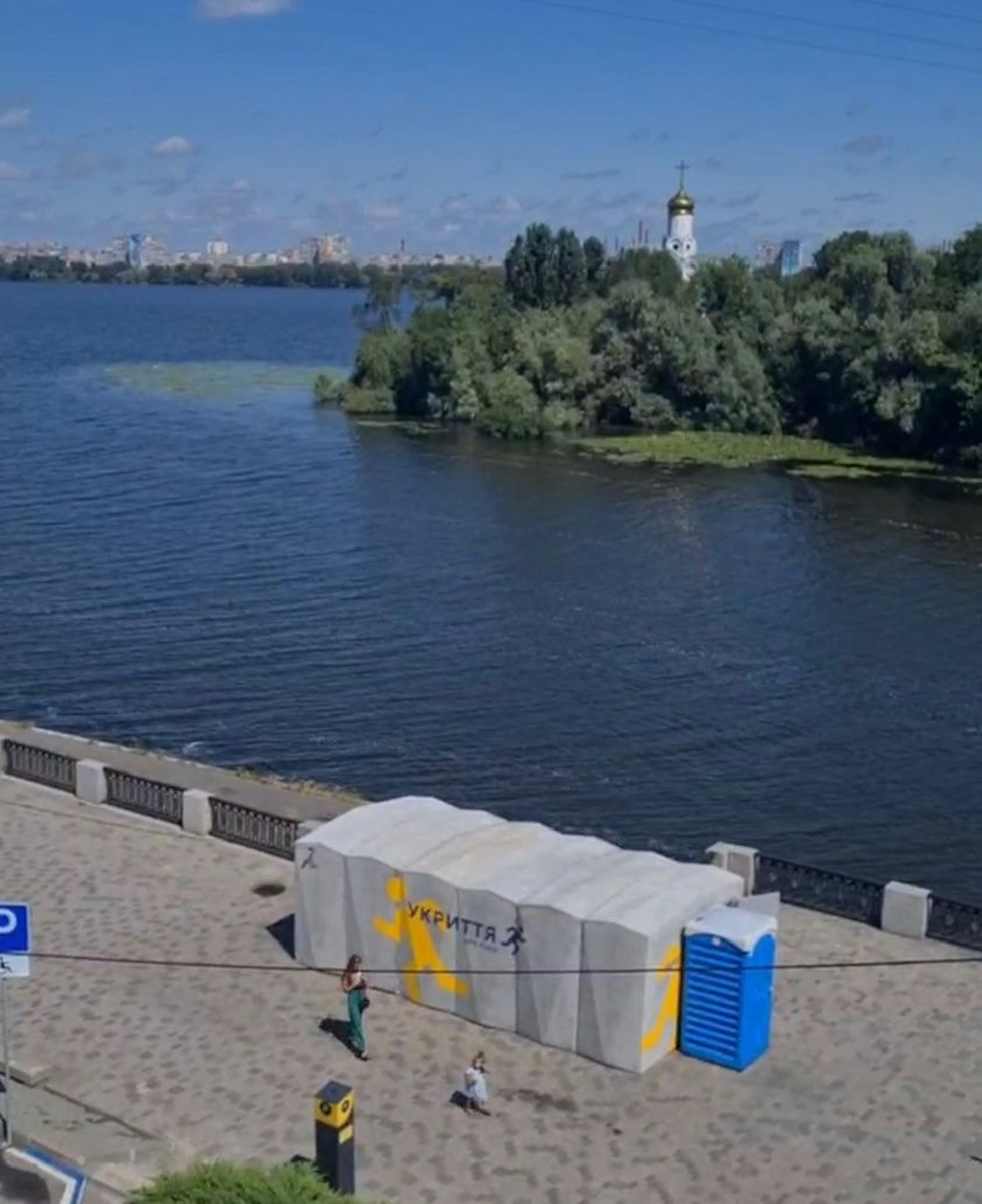 Dnipro mit Fluss. Im Vordergrund sind mobile Schutzräume zu sehen.