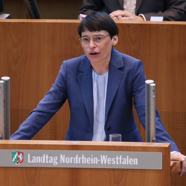 Josefine Paul, Ministerin für Kinder, Jugend, Familie, Gleichstellung, Flucht und Integration des Landes Nordrhein-Westfalen spricht bei der Plenarsitzung über die Flüchtlingspolitik.