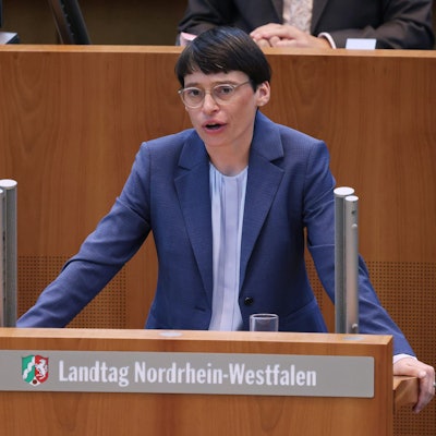 Josefine Paul, Ministerin für Kinder, Jugend, Familie, Gleichstellung, Flucht und Integration des Landes Nordrhein-Westfalen spricht bei der Plenarsitzung über die Flüchtlingspolitik.