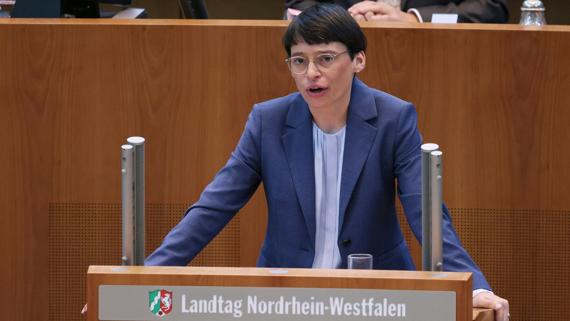 Josefine Paul, Ministerin für Kinder, Jugend, Familie, Gleichstellung, Flucht und Integration des Landes Nordrhein-Westfalen spricht bei der Plenarsitzung über die Flüchtlingspolitik.