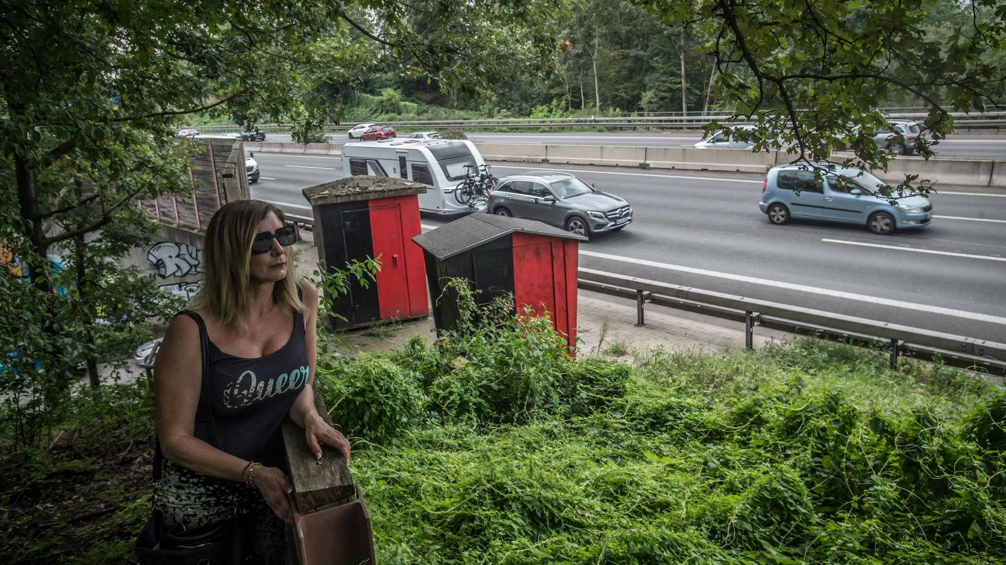 „Hier fühle ich mich ihm nah“, sagt Nadine Oggianu, deren 21-jähriger Sohn Luca Oggianu hat am 24. März 2023 in Opladen unter Drogen die Autobahn zu Fuß überquert und hat dabei sein Leben verloren.