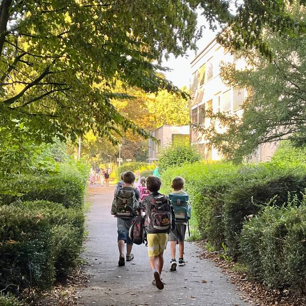Kinder auf einem Fußweg