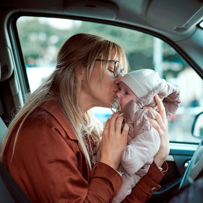 INGA WERNER (Franziska Hartmann) nimmt kurz nach dessen Entführung den Säugling in Augenschein und gibt ihm einen Kuss.