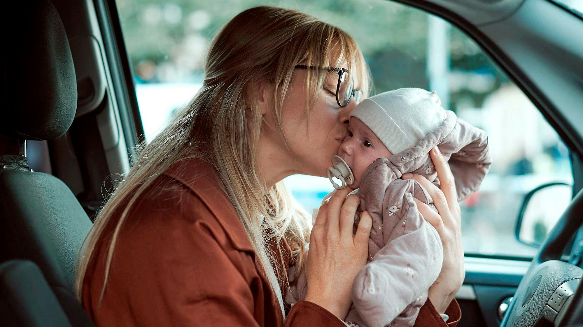 INGA WERNER (Franziska Hartmann) nimmt kurz nach dessen Entführung den Säugling in Augenschein und gibt ihm einen Kuss.