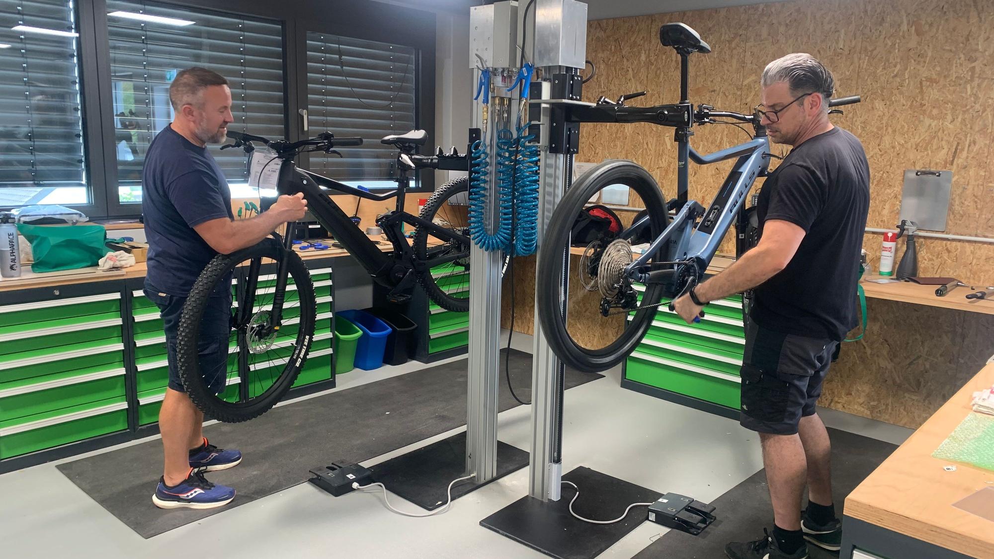 Zwei Mechatroniker montieren E-Bikes zusammen, die in Teilen aus der Fabrik in den Laden in Sankt Augustin geliefert werden..