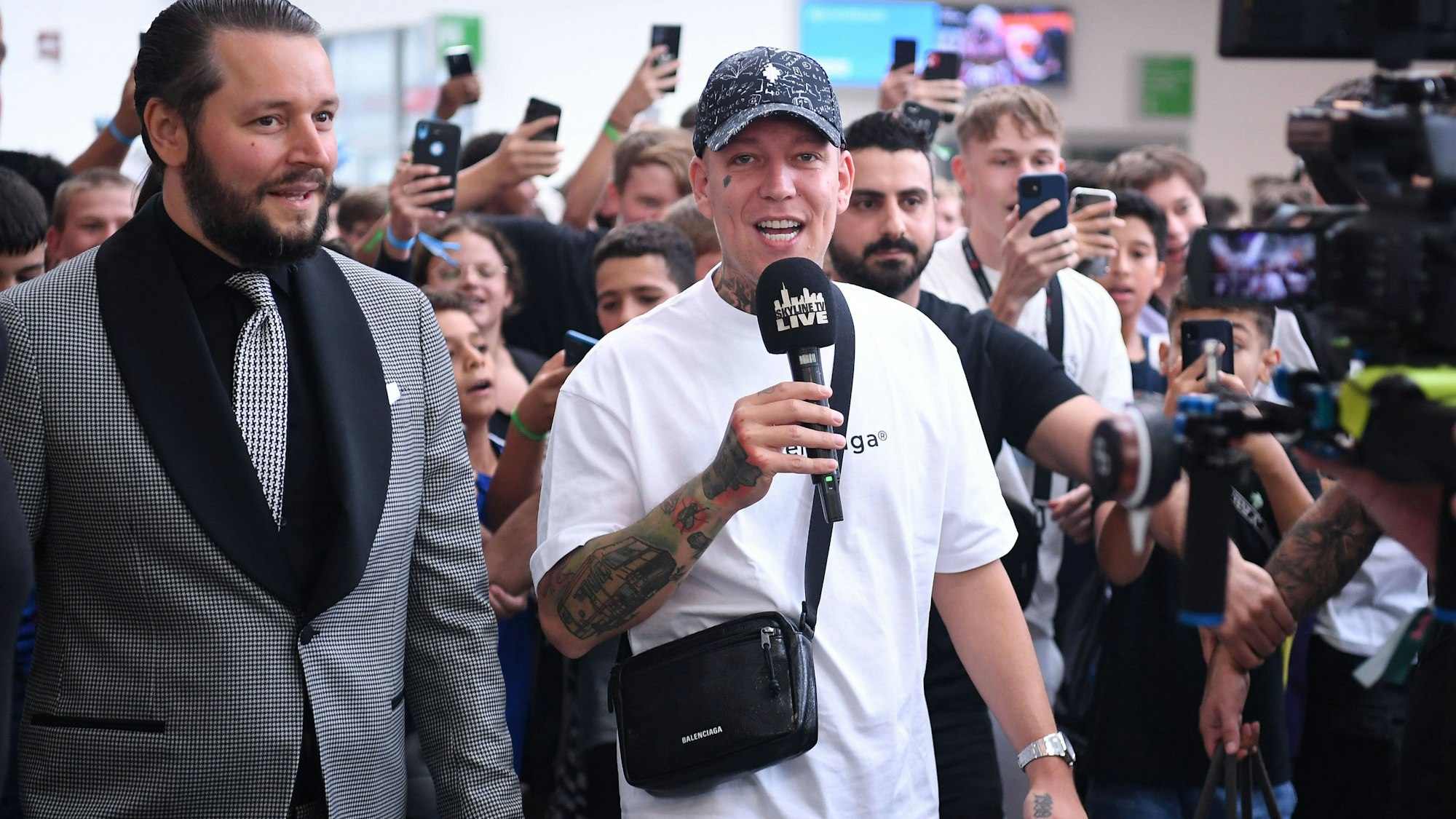 Marcel Eris alias MontanaBlack (Mitte, mit Mikrofon) gehört zu den größten Live-Streamern in Deutschland, bei der Gamescom 2022 zog er eine riesige Fan-Gruppe an. (Archivbild)