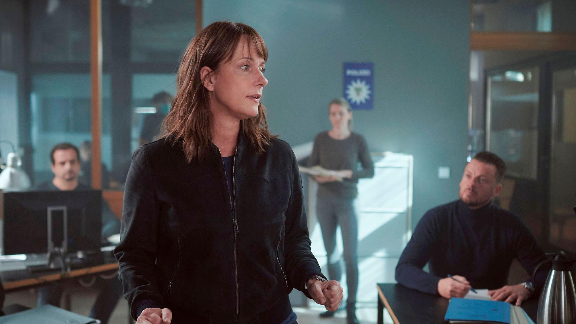 DOREEN BRASCH (Claudia Michelsen) instruiert im Polizeirevier eine Sonderkommission zur Suche des entführten Säuglings.