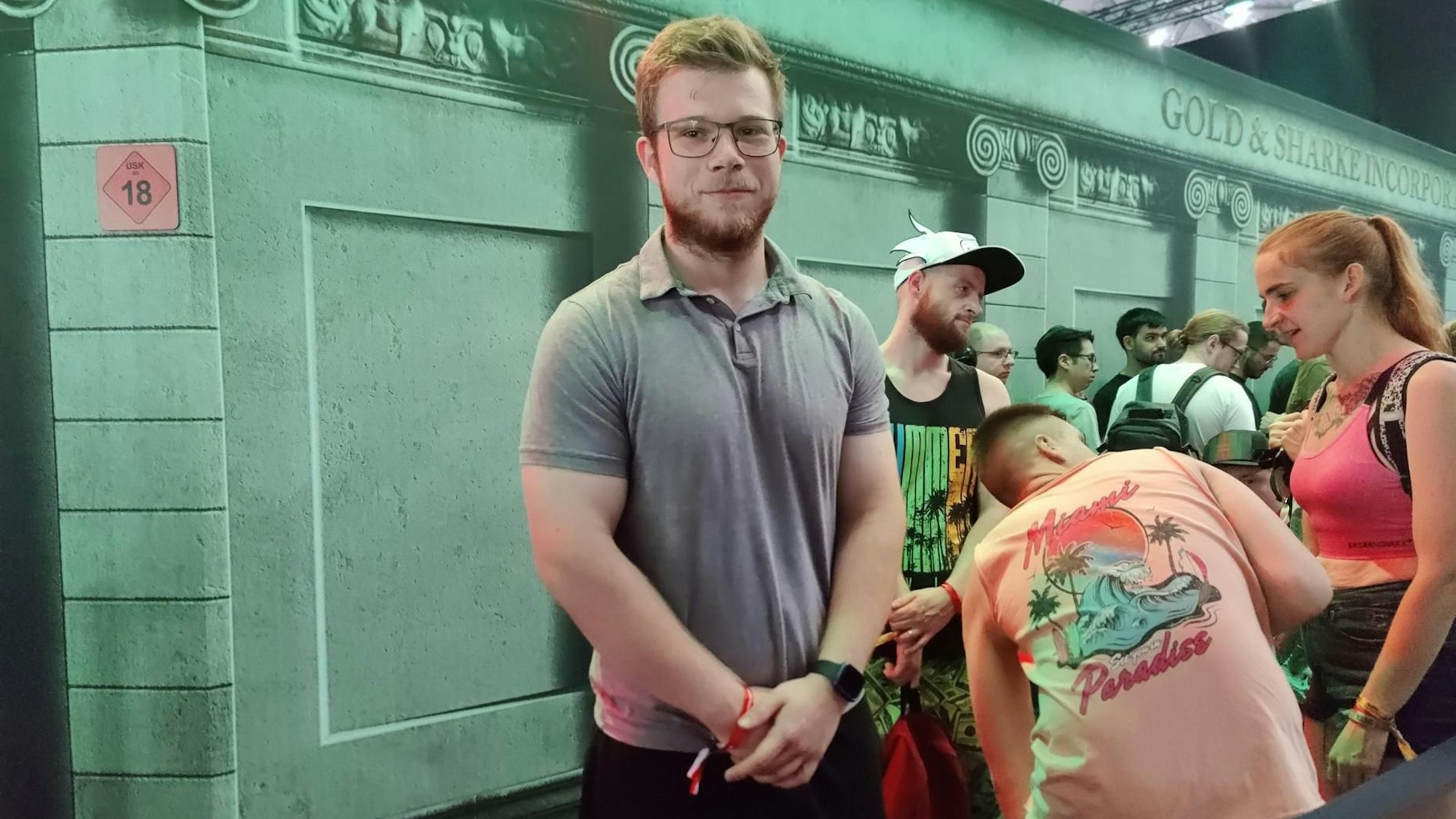 Gamescom 2023: Gamer Fabian (22) testet an einem Hersteller-Stand Spiele aus, vorerst ist aber die Warteschlange angesagt.