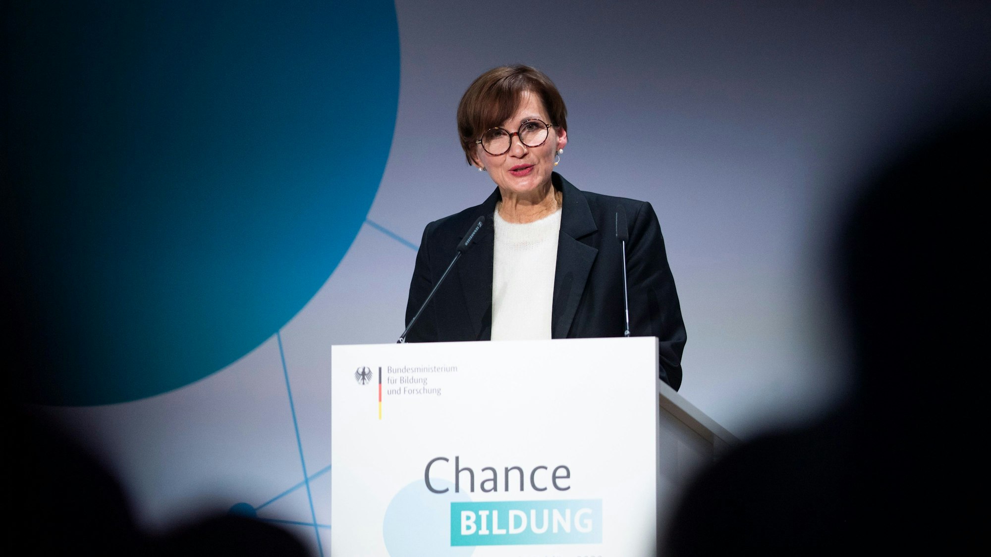 Bettina Stark-Watzinger (FDP), Bundesministerin für Bildung und Forschung, spricht sich dafür aus, dass Schülerinnen und Schüler mehr über Wirtschaft und Finanzen erfahren. Ginge es nach ihr, würde sie dafür den Lehrplan umschreiben. (Archivplan)
