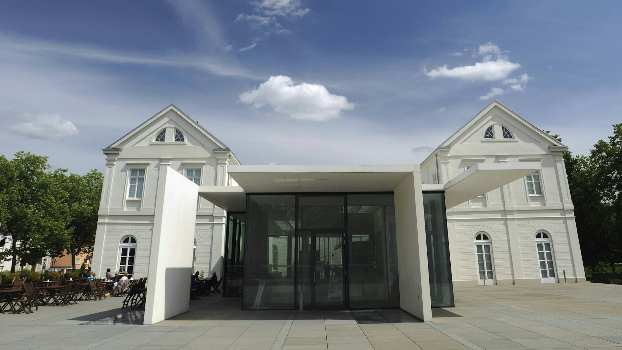 Der Eingang des Max Ernst Museum in Brühl vor blauem Himmel.