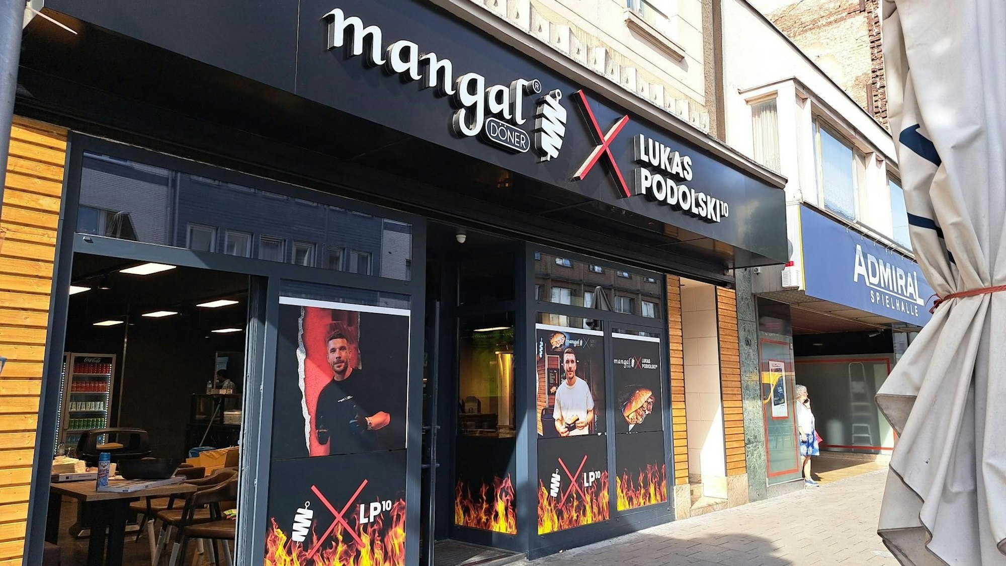 Und noch einer... Am 26. August eröffnet Lukas Podolski einen weiteren seiner Döner-Läden. Diesmal: Köln-Mülheim.