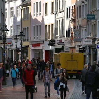 In der Bonner Innenstadt kann man bald auch an zwei Sonntagen shoppen gehen. Hier ein Archivfoto aus der Sternstraße.